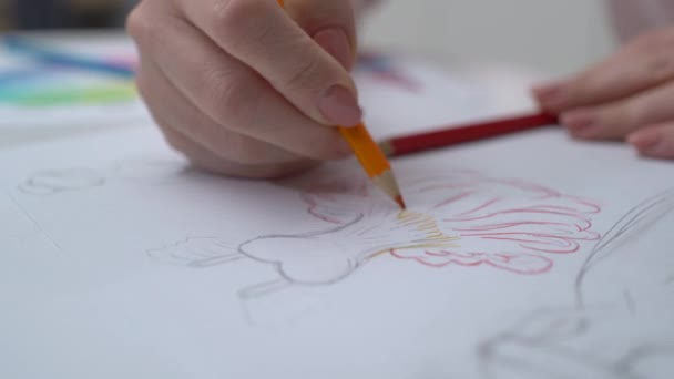 Dibujo de diseño para colorear a mano femenino por lápiz, diseñador de moda que trabaja en la oficina — Vídeos de Stock