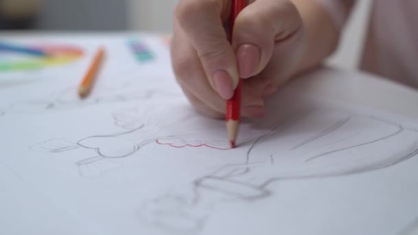 Dibujo creativo del vestido del dibujo del diseñador femenino por el lápiz rojo, trabajando en la agencia — Vídeos de Stock