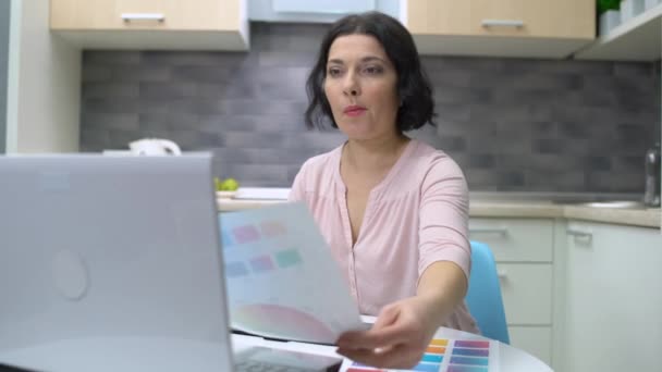 Freelancer femenina trabajando en tableta digital en casa, eligiendo el color para la imagen — Vídeo de stock