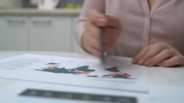 Ofiste çalışan kadın analist, istatistikleri analiz ediyor, verileri karşılaştırıyor.