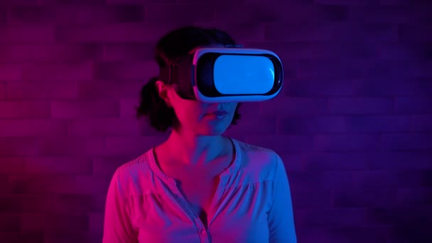 Morena mujer en gafas 3D mirando a su alrededor, entretenimiento de alta tecnología, gadget, VR — Vídeos de Stock