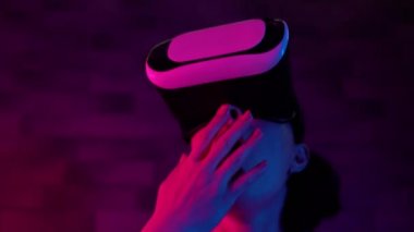 3D kulaklık takmış şok olmuş kadın oyuncu korkuyor, sanal gerçeklik efektleri, VR