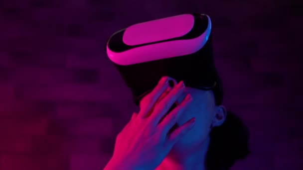 Scioccato giocatore femminile in cuffia 3d sensazione di paura, effetti di realtà virtuale, VR — Video Stock