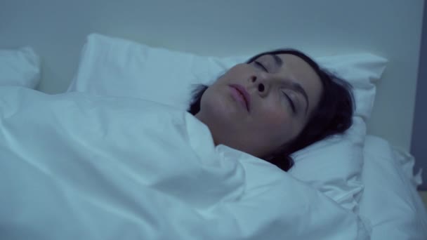 Mujer ansiosa despertando después de la pesadilla, insomnio problema de salud causado por el estrés — Vídeos de Stock