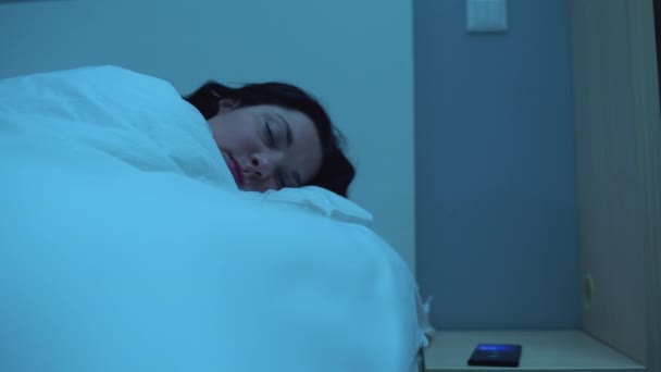 Épuisé femelle éteignant réveil sur smartphone, tôt le matin snooze — Video