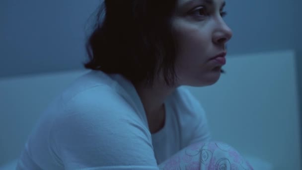 Одинокая женщина средних лет, сидящая в комнате одна, расстроенная проблемами в отношениях — стоковое видео