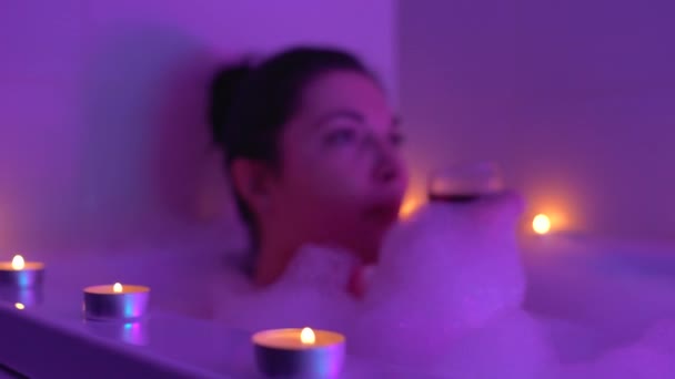 Donna deliziata bere vino e rilassarsi in bagno schiumoso con candele, riposo — Video Stock