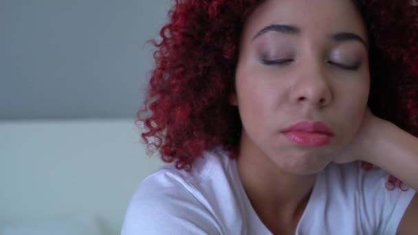 Депрессивный африканский американский подросток чувствует себя одиноким, беспокойная молодая женщина, половое созревание — стоковое видео