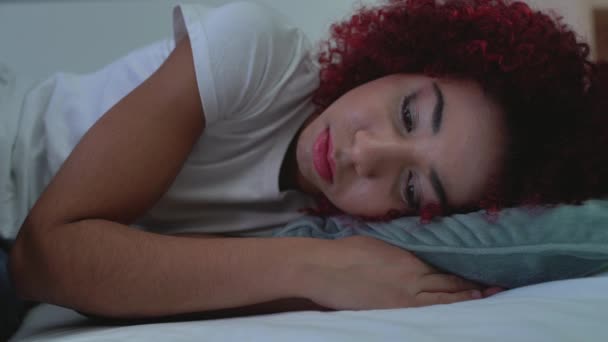 Σγουρομάλλης έφηβος ξαπλωμένος στο κρεβάτι, σκέφτεται προβλήματα, κρίση χωρισμού — Αρχείο Βίντεο