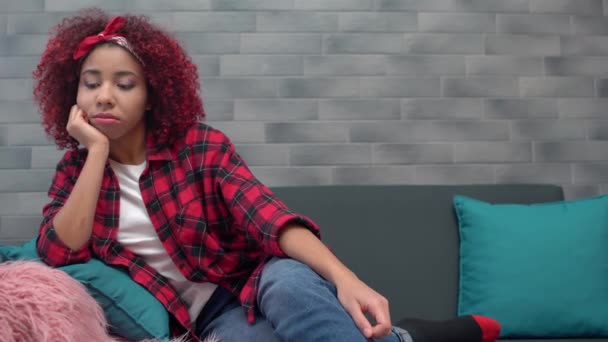 Weiblicher Teenager traurig, zu Hause sitzend, gelangweilte junge Frau, die an Probleme denkt — Stockvideo