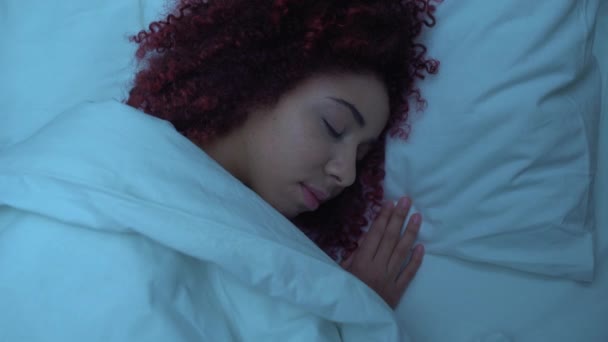 Mujer adolescente durmiendo en almohada cómoda, relajante por la noche, hora de acostarse — Vídeo de stock