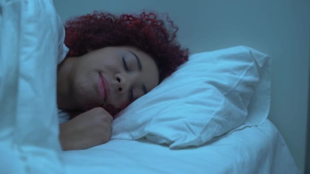 Mujer joven revisando teléfono inteligente, durmiendo por la noche, adicción a los gadgets, salud — Vídeos de Stock