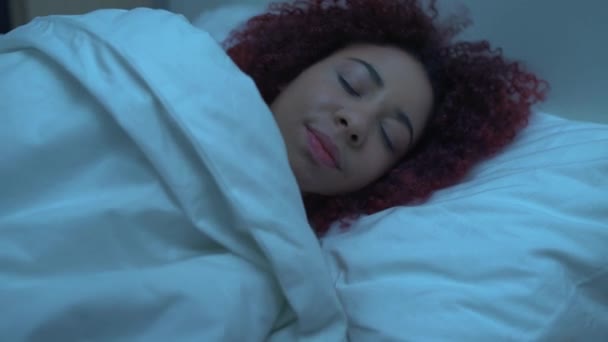 Kadın yatakta uyumaya çalışıyor, uyku bozukluğu, sağlık sigortası, anksiyete — Stok video