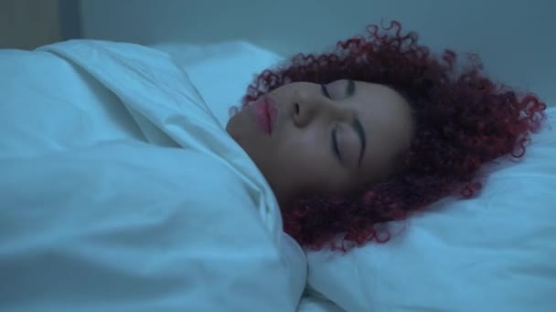 Podrażniona nastolatka leżąca w łóżku, próbująca zasnąć, niewygodna poduszka — Wideo stockowe