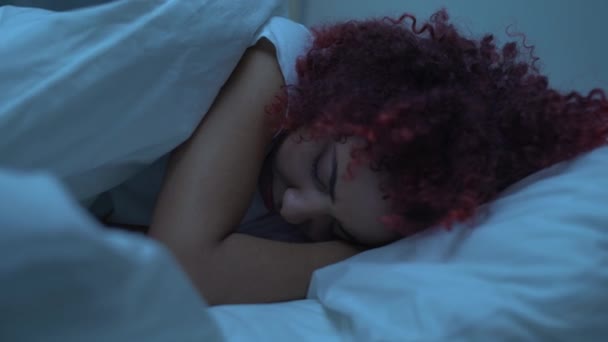 Hayal kırıklığına uğramış kadın yatakta ağlıyor, ergenlik çağı zorlukları, ayrılık krizi — Stok video