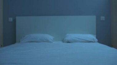 Mutlu melez kadın rahat yatağa düşüyor, ortopedik yatak, dinlenme