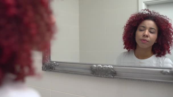 Nastolatka ściskająca pryszcze, patrząca na skórę twarzy w lustrze, niepewna siebie — Wideo stockowe