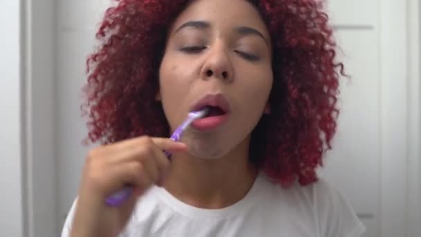Vrouw tiener poetsen tanden, kijken naar camera, mondverzorging, ochtend routine — Stockvideo