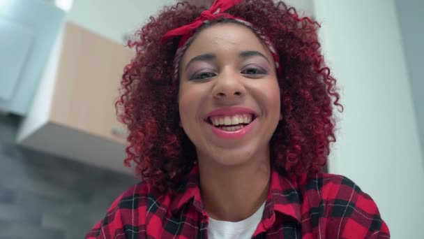 Щасливе обличчя афро-американської дівчини, дивлячись на камеру і розмовляючи, додаток для відеодзвінків — стокове відео
