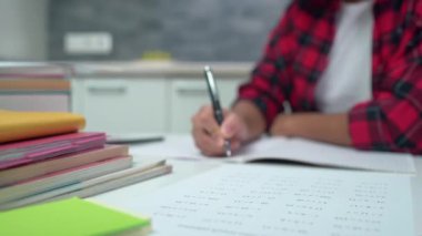 Not defterine yazan okul öğrencisi, evde sınavlara hazırlanıyor, eğitime.