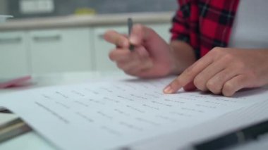 Kağıt üzerinde okul sınavı yazan öğrencilerin elleri, mezuniyet sınavı, eğitim.