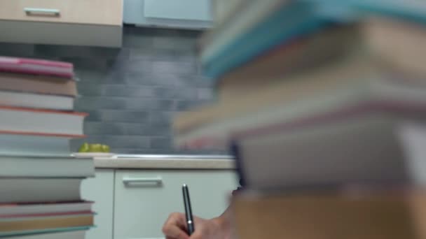 Estudante séria fazendo a tarefa da escola em casa, sobrecarregada com trabalhos de casa — Vídeo de Stock