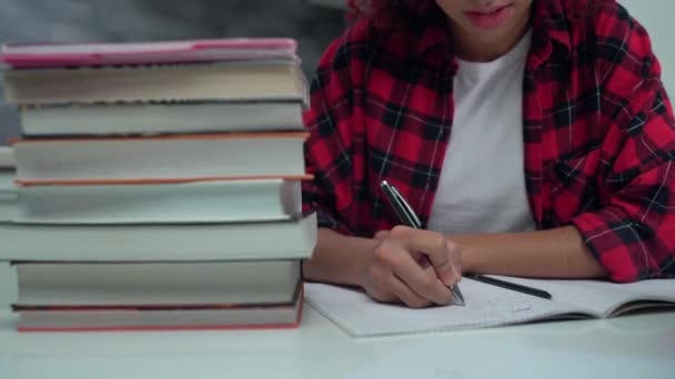 Estudiante diligente escribiendo en cuaderno, trabajando en asignación a domicilio, educación — Vídeos de Stock