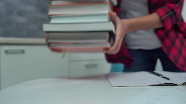 Estudante feminina trabalhadora trazendo livros, fazendo lição de casa, desejo de conhecimento — Vídeo de Stock