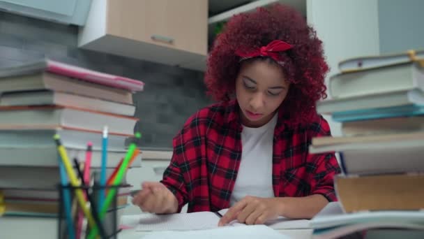 Estudiante cansada estudiando en la mesa, montones de libros alrededor, exámenes escolares — Vídeos de Stock