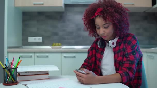 Hübsches Mischlingsmädchen nutzt Studie-App auf Smartphone und plant Urlaubsreise — Stockvideo