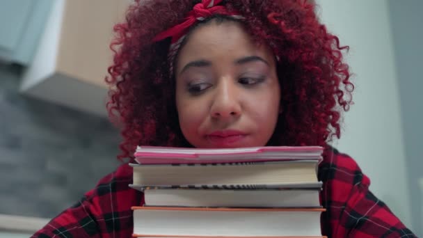 Cansado infeliz adolescente menina descansando cabeça em livros, olhando para cam, falta de energia — Vídeo de Stock