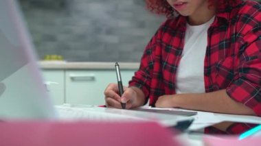 Yaratıcı genç kız dizüstü bilgisayara bağlı grafik tabletine çizim yapıyor, tasarım hobisi