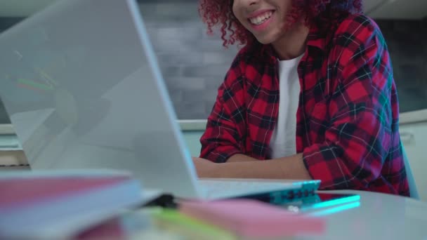 Młoda kobieta ogląda zabawny film na laptopie w wolnym czasie, uzależniona od komputera — Wideo stockowe
