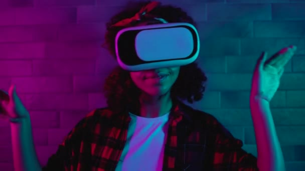 Gelukkig meisje dansen in vr headset, genieten van onderdompeling in virtual reality party — Stockvideo