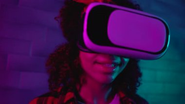 Modern kız sanal gerçekliğe dalmaktan zevk alıyor vr kulaklık, teknoloji