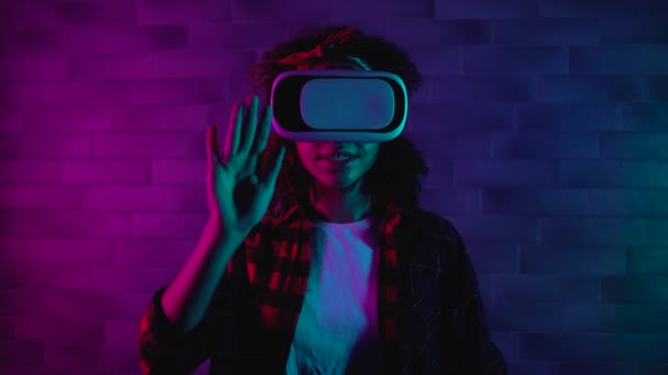 Молодая женщина наслаждается опытом виртуальной реальности в гарнитуре vr, современные технологии — стоковое видео