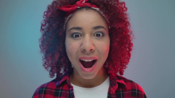 Förvånad inför blandad ras flicka tittar på cam, förvånad över nyheter, känslor — Stockvideo