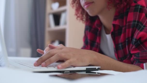 Upptagen frilansare skriva på laptop, skapa innehåll för smm projekt, ockupation — Stockvideo