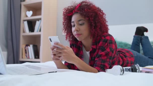 Menina bonita se comunicando em mensageiro móvel no smartphone, mídias sociais — Vídeo de Stock