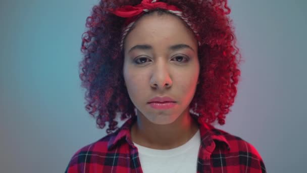 Triste chica adolescente mirando a la cámara, víctima de acoso solitario, discriminación racial — Vídeos de Stock