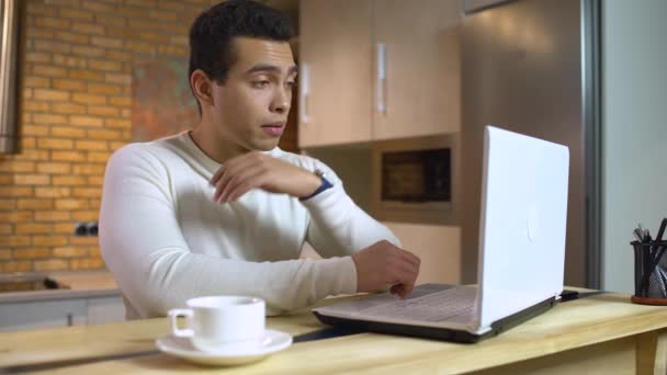 Hombre árabe soñoliento trabajando en la computadora portátil, sintiéndose cansado, falta de energía, agotamiento — Vídeos de Stock