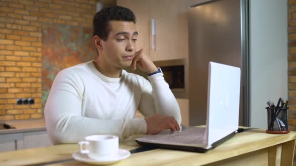 Удумливий молодий бізнесмен аналізує звітні документи, проблеми на роботі, стрес — стокове відео