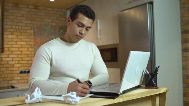 Diseñador masculino escribiendo y arrugando papel, no teniendo ideas, falta de inspiración — Vídeos de Stock