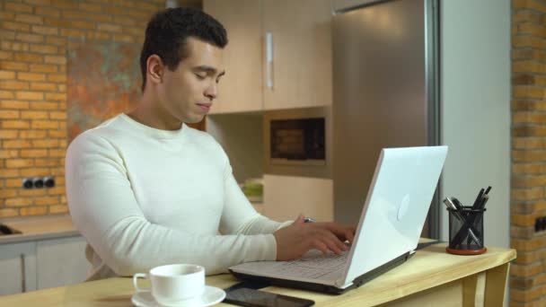 Mladý zaměstnanec společnosti pocit bolesti krku, sedí před notebookem, zdraví — Stock video