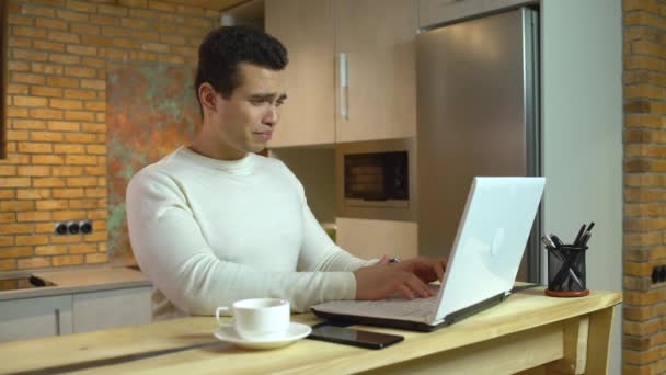 Бізнесмен відчуває біль у спині, друкує на ноутбуці, сидячий спосіб життя, хвороби — стокове відео
