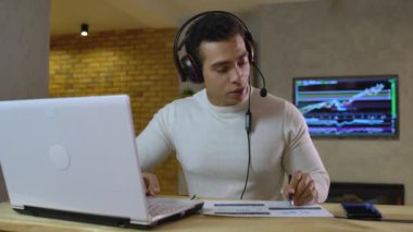 Profesyonel yatırım uzmanı müşteri ve borsa ile konuşuyor.