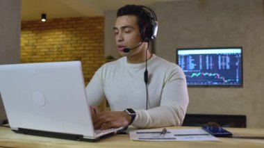 Finansal danışman çevrimiçi müşteriyle konuşuyor, şifreli para ticareti, başlangıç