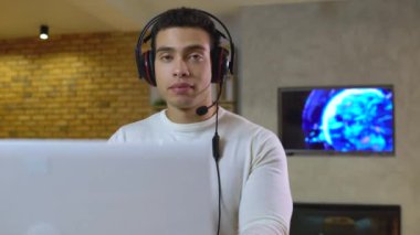 Müşteri destek müdürü kulaklık takıyor, kameraya gülümsüyor, sanal asistan.