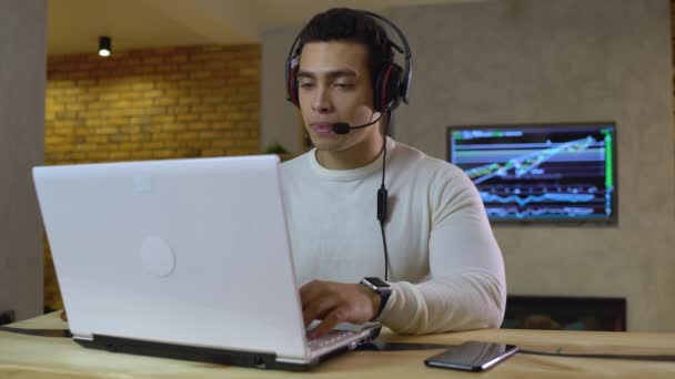 Τηλεφωνητής σε πληκτρολόγηση ακουστικών σε laptop, μιλώντας με πελάτη, υπηρεσία — Αρχείο Βίντεο