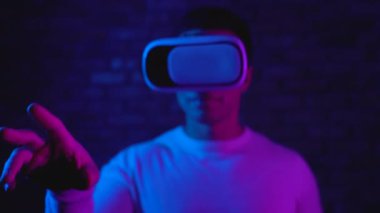Genç adam VR kulaklık, modern teknoloji ve boş zamanlarında oyun deneyiminden zevk alıyor.